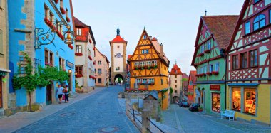 Rothenburg ob der Tauber; Franconia, Bavyera, Almanya, Temmuz 2009, akşamleyin Ploenlein Meydanı, sağda Kobolzell Kulesi ve solda Siebersturm
