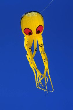 Aziz Peter Ording, Schleswig-Holstein, Almanya, Nisan 1996, ahtapot şeklinde sarı bir uçurtma. 