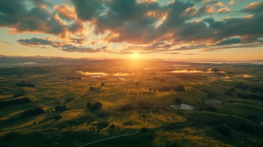 Güzel günbatımı gökyüzü yeşil puslu manzara tepeleri üzerinde