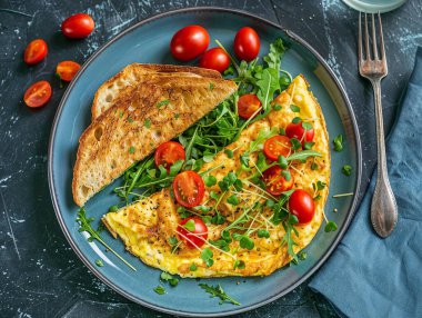 Omlet ve tost, modern seramik tabakta, tahtada.