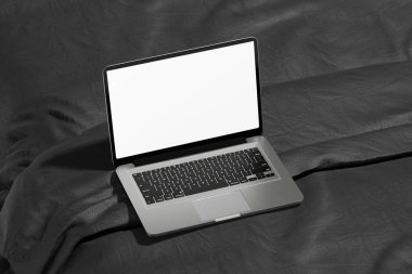 Müşterilere tasarımınızı göstermek için Temiz Endüstriyel Laptop Mockup