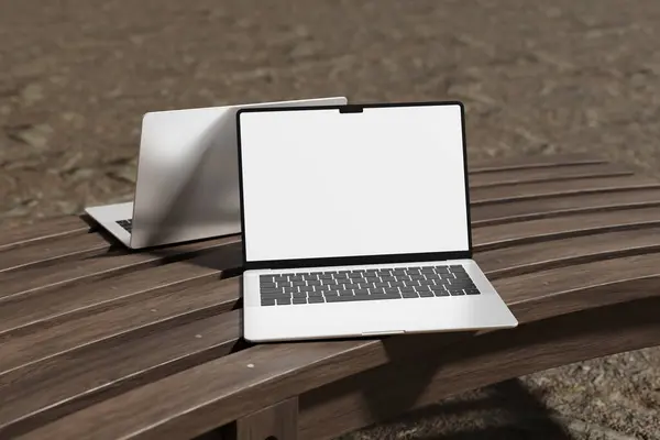 Müşterilere tasarımınızı göstermek için gerçekçi dizüstü bilgisayar modeli