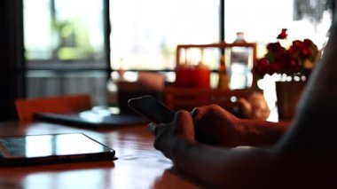 Bir Cep Telefonundaki Bir Kaydırma Sayfası Uygulamasına Dokunan Kadın, piyasa filmleri ve ticari sahnelerde sinema için canlandırma görüntüleridir..