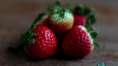 Çilek Toplayan Çocuk, belgesel ve yemek sahnesinde sinema için kullanılan bir film. Sahne ve başlıklar için de iyi bir arkaplan, 