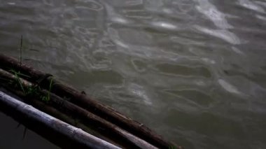 Nehirdeki Bambu Dalgası Koruması
