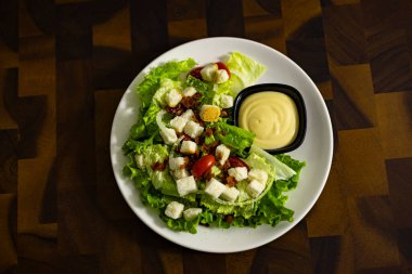 Tabaktaki lezzetli taze salata tabağı, yemek ve yemek sahnelerinde reklam ve duvar kağıtları için arka plan. Dekorasyon fikirlerinde gerçek görüntüler.