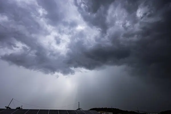 Stormy Clouds Lähestyvä Ukkonen Taustoja Mainoksia Taustakuvia Luonnon Kohtauksia Ulkona tekijänoikeusvapaita kuvapankkikuvia