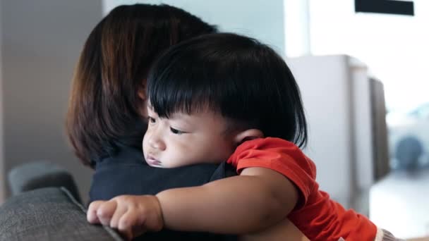 Θλιμμένος Γιος Αγκαλιάζει Μαμά Του Έννοια Του Ζευγαριού Είναι Θλίψη — Αρχείο Βίντεο