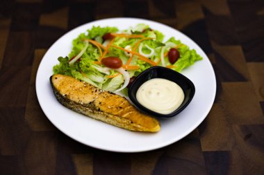 Domates ve salata karışımlı ızgara somon balığı. Sebzeli ızgara somon..