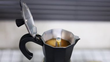 Moka Pot 'ta Kaynayan Kahve fasikal filmler ve yemek ve içki sahnelerinde sinematiktir. Sahne ve başlıklar için de iyi bir arkaplan, 