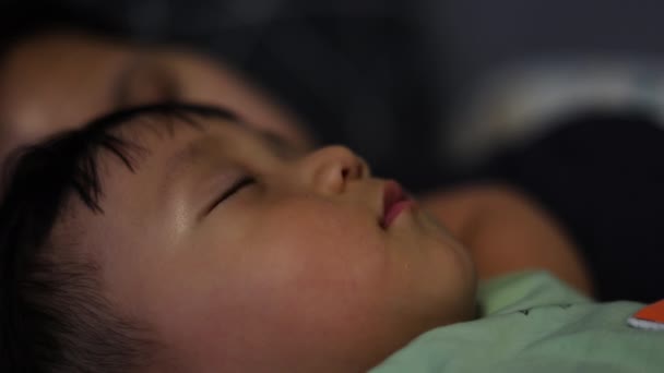 Baby Boy Mother Sleeping Beded Biyografi Filmleri Rahatlama Uyku Sahneleri — Stok video