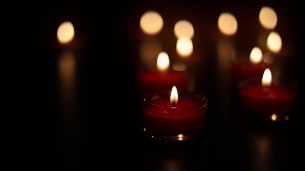 Горящие Свечи Темной Поверхности Многие Горящие Свечи Неглубокой Глубиной Резкости — стоковое видео
