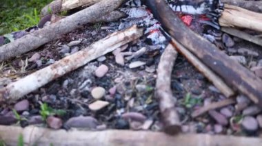 Şenlik Ateşi Yapan Adam. Kamp ateşi yakan adamın el kamerası görüntüleri..