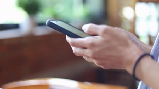 Händer Kvinna Hålla Smartphone Med Hjälp Online App Och Virtuella — Stockvideo