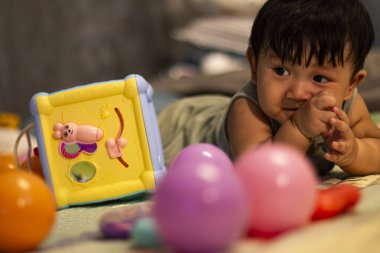 Çocuk renkli oyuncak bloklarıyla oynuyor. Odada oynayan çocuk.