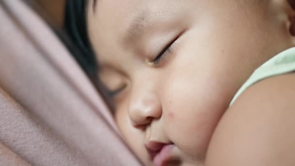 睡在妈妈怀里的孩子 男孩睡在他的母亲 特写镜头 — 图库视频影像
