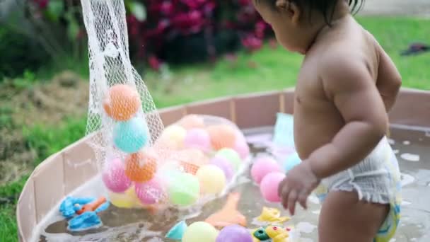 Gyermekek Anya Gyűjtése Játékok Műanyag Háló Háló Táska — Stock videók