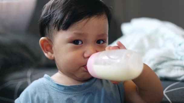 Милый Ребенок Держит Бутылочку Пьет Молоко Формула Напиток Младенцев Закрыть — стоковое видео