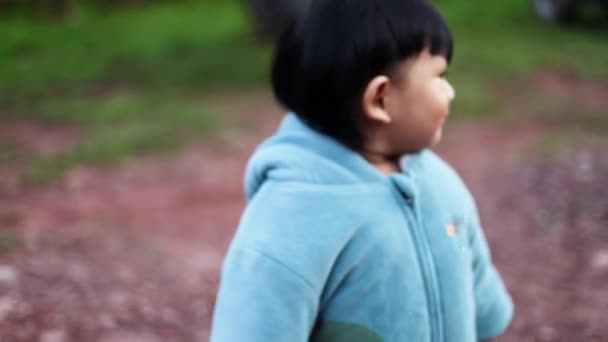 Вид Ззаду Хлопчика Йде Сільській Дорозі Люди Концепція Способу Життя — стокове відео