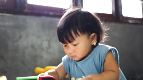 Хлопчик Грає Іграшковою Машиною Вдома Дитина Грає Барвистою Іграшкою Хлопчик — стокове відео