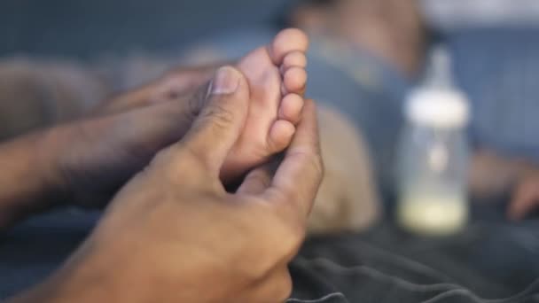 Otec Masíruje Dětskou Bosou Nohu Preventivní Masáž Pro Miminko Detailní — Stock video
