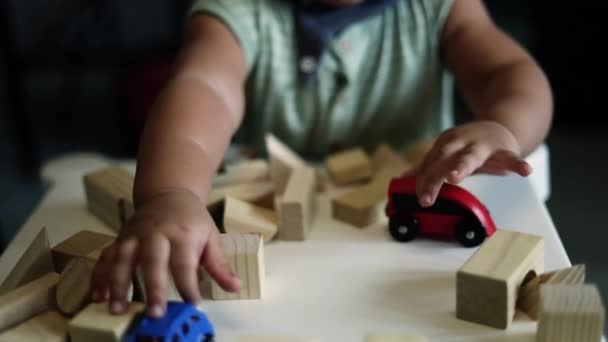 Porträt Eines Jungen Der Ein Blockholzspiel Spielt Selektiver Fokus Kopierraum — Stockvideo