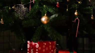 Noel ağacının tonlu fotoğrafı ve yanan mumlara karşı hediye kutuları. Noel ağacı. Hediye kutusuyla güzel bir Noel