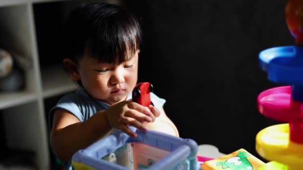 Дитина Грає Барвистими Іграшковими Блоками Маленький Хлопчик Будує Вежу Блочних — стокове відео