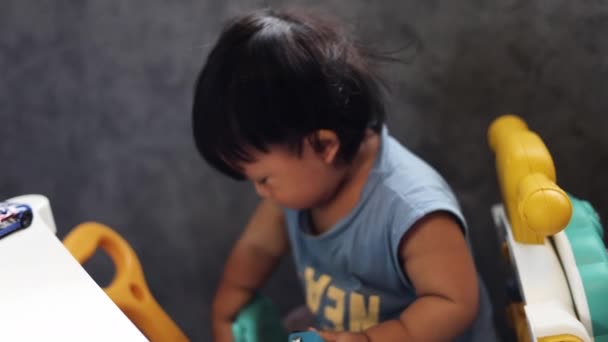 快乐的小男孩 玩着五彩缤纷的木块 男孩一个人在家玩 特写镜头 — 图库视频影像