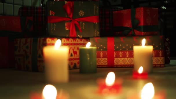 크리스마스와 다채로운 상자에 불타는 양초의 많은의 불타는 크리스마스 노란색 가까운 — 비디오