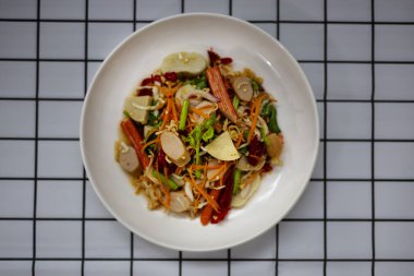 Baharatlı salata karışık deniz ürünleri ve kıymalı baharatlı domuz salatası. Tayland usulü. Tayland usulü deniz ürünleri salatası..