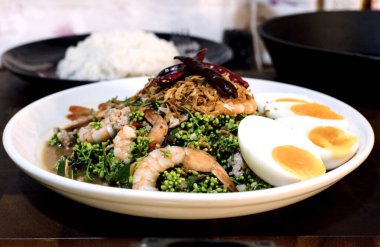 Tayland yemeği karidesli çiçek salatası. Tayland Yemeği.