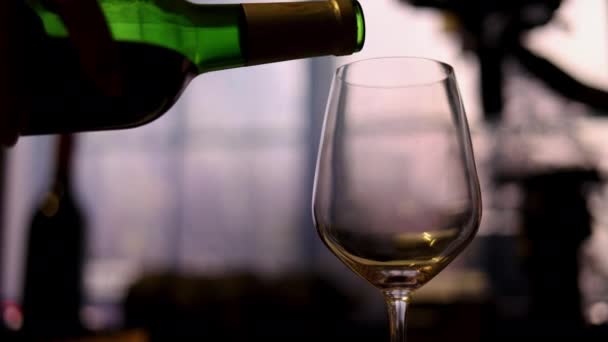 Close Despejar Vinho Tinto Copo — Vídeo de Stock