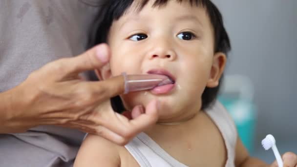 Mãe Escova Dentes Bebê Com Uma Escova Silicone Que Encaixa — Vídeo de Stock