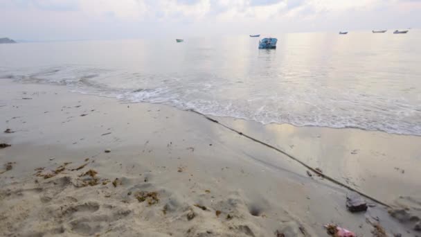 Barco Pesca Flotando Pacíficamente Sin Pescador Vista Playa Día Soleado — Vídeo de stock