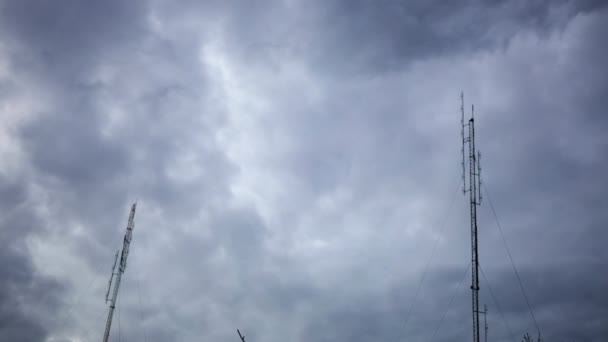 Torre Comunicaciones Apuntando Través Nubes Cielo Oscuro — Vídeo de stock