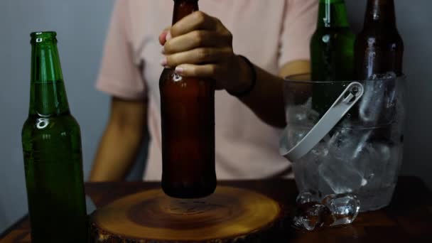 Vrouw Opent Flesje Bier Aan Bar — Stockvideo