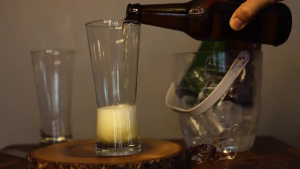 Derramando Cerveja Vidro Bar Mesa Pub Mão Homem Derramando Cerveja — Vídeo de Stock