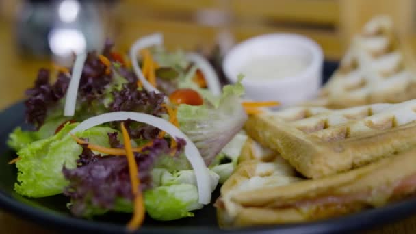 Hafif Arka Planda Waffle Salata Ile Kahvaltı Servisi Yaptım Lezzetli — Stok video