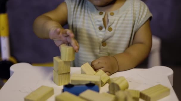 Gyerekek Fából Készült Játékokkal Játszanak Gyerekszobában Kezek Gyerek Játszik Blokk — Stock videók