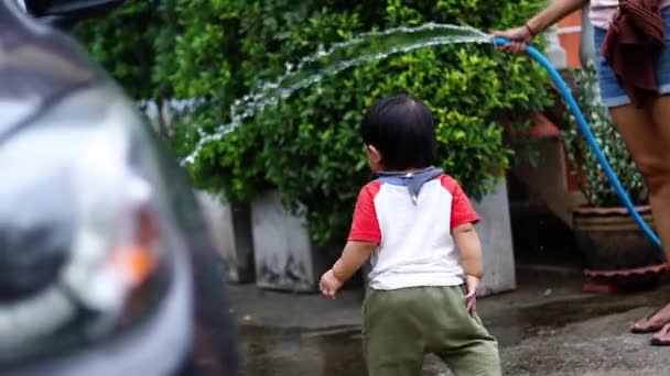 Małe Dziecko Pomóż Mamie Umyć Samochód — Wideo stockowe