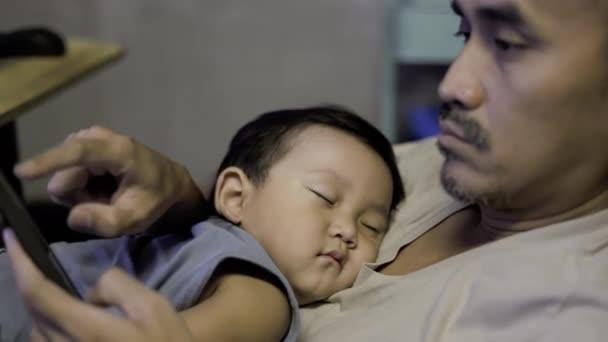 Baba Apja Mellkasán Alszik Apaság Család Szerelem Kapcsolat Koncepció — Stock videók
