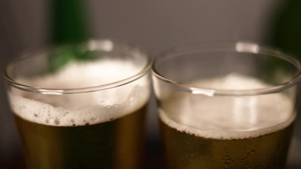 Zwei Gläser Frisches Kaltes Leichtes Bier Schöne Kulisse Für Das — Stockvideo