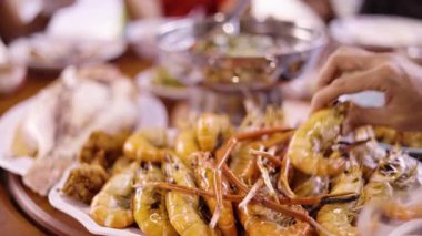 Baharatlı Tayland usulü soslu ızgara karides. Izgara Karides veya Karides.