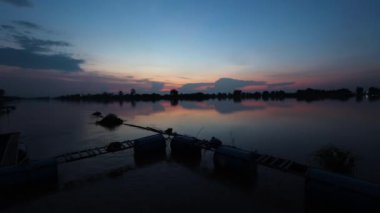 Chao Phraya Nehri 'nde gün batımında balık çiftliği.