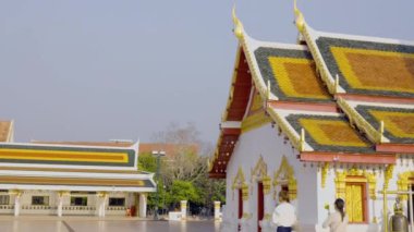 Turistler Wat Phra 'yı ziyaret eder ve Choeng Chum Worawihan Mueang Sakon Nakhon Bölgesi Tayland' a saygılarını sunarlar. Tayland 'daki Budist Tapınağı.