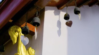 Budist tapınağında altın çan sırası.