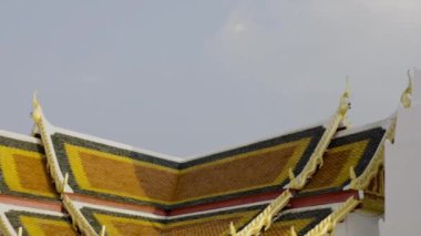 Turistler Wat Phra 'yı ziyaret eder ve Choeng Chum Worawihan Mueang Sakon Nakhon Bölgesi Tayland' a saygılarını sunarlar. Tayland 'daki Budist Tapınağı.