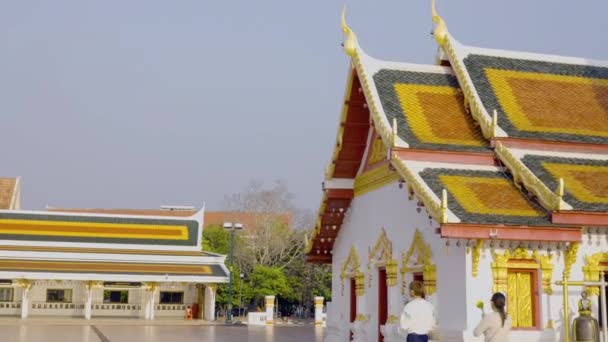 Tourists Visit Pay Homage Wat Phra Choeng Chum Worawihan Mueang — Stock Video