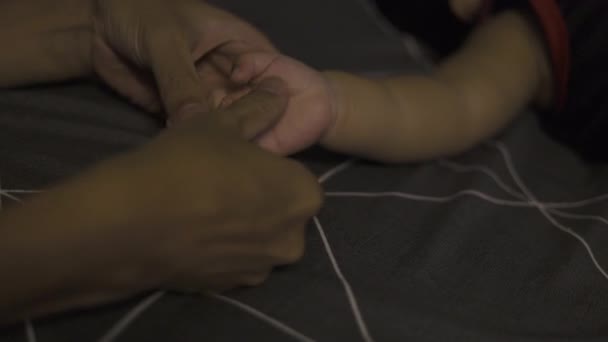 孩子们的手在他父亲的掌心 儿子牵着爸爸的手 — 图库视频影像